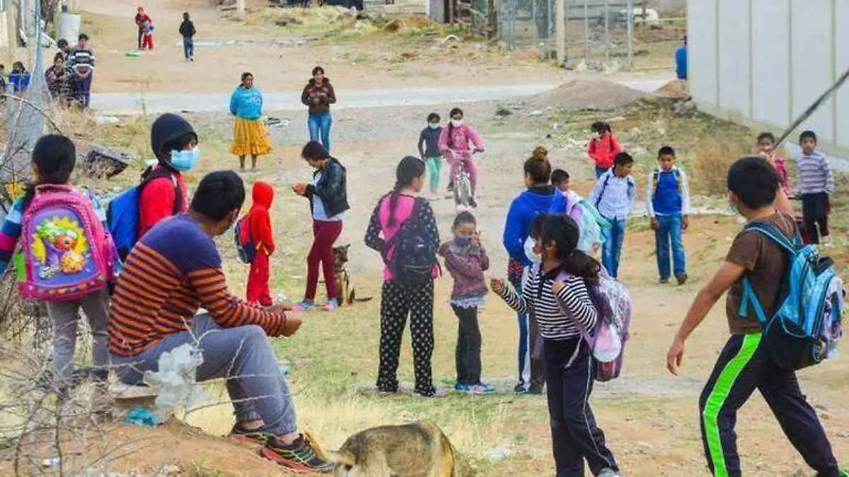 niños esperando entrar a clase nota